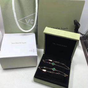 van cleef bracelet with gift box