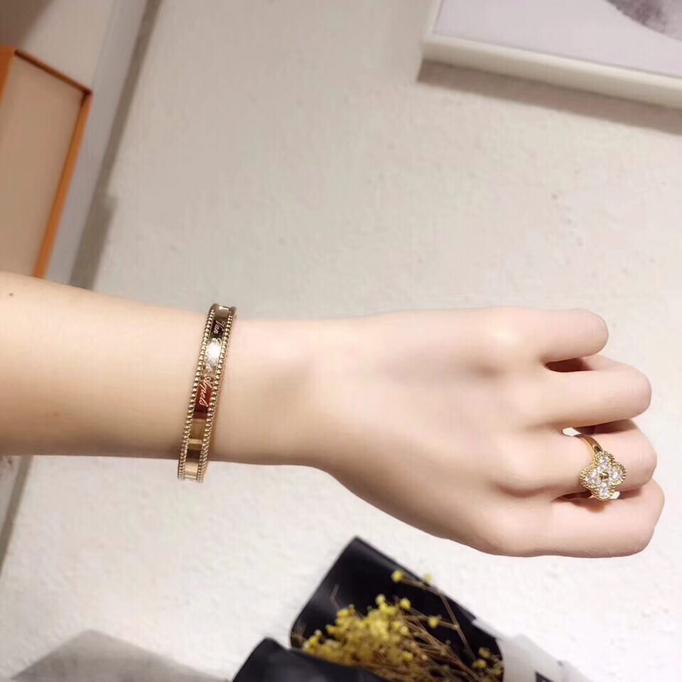 van cleef & arpels perlee signature yellow gold bracelet
