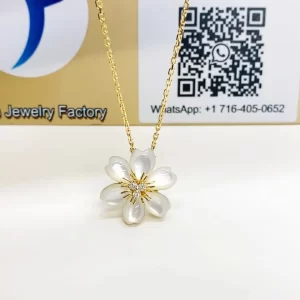 replica Van Cleef Rose de Noël pendant