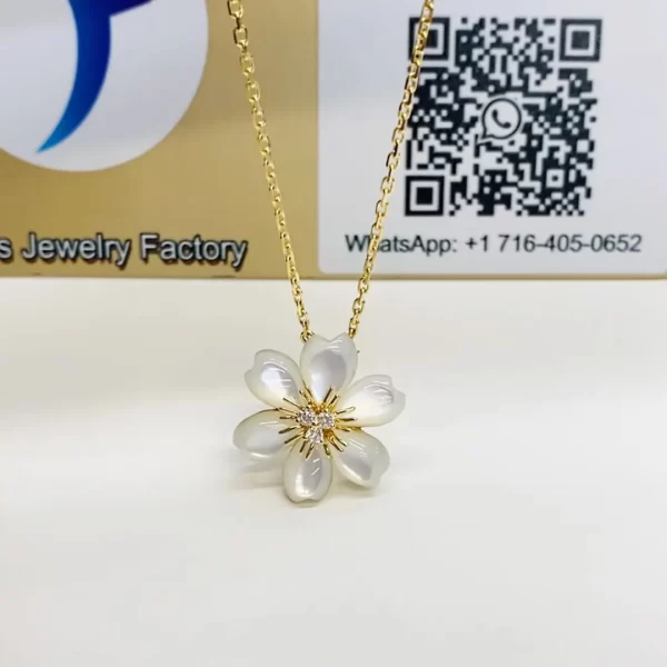 replica Van Cleef Rose de Noël pendant fake