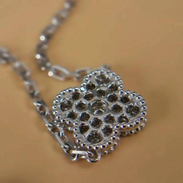 Replica van cleef arpels Magic Alhambra necklace