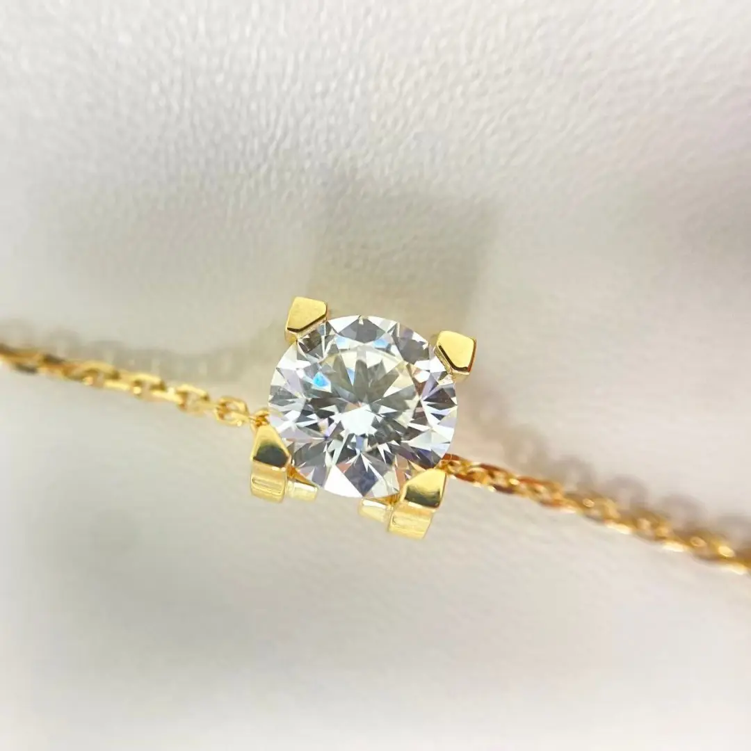 Close-up of the diamond and yellow gold pendant setting
