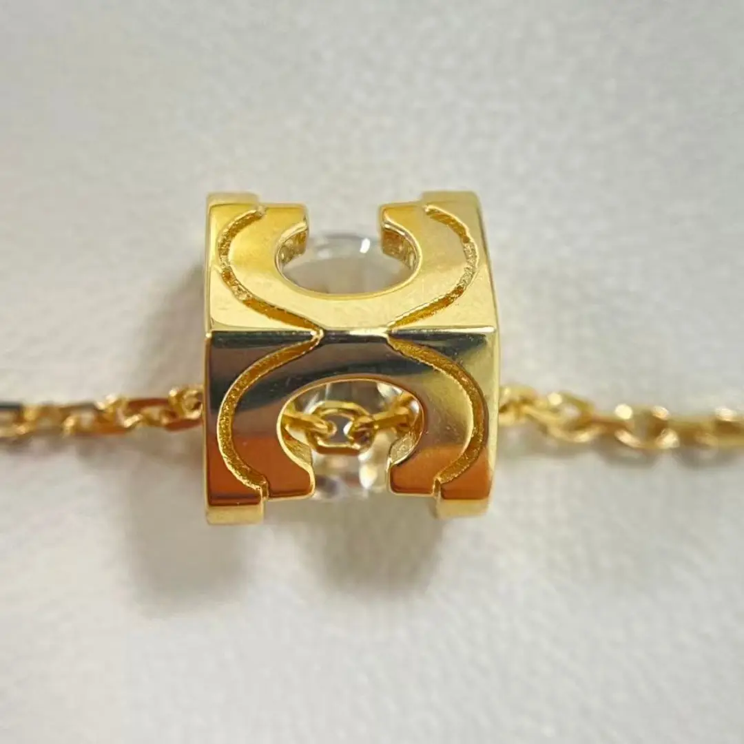 Yellow gold necklace chain and pendant detail