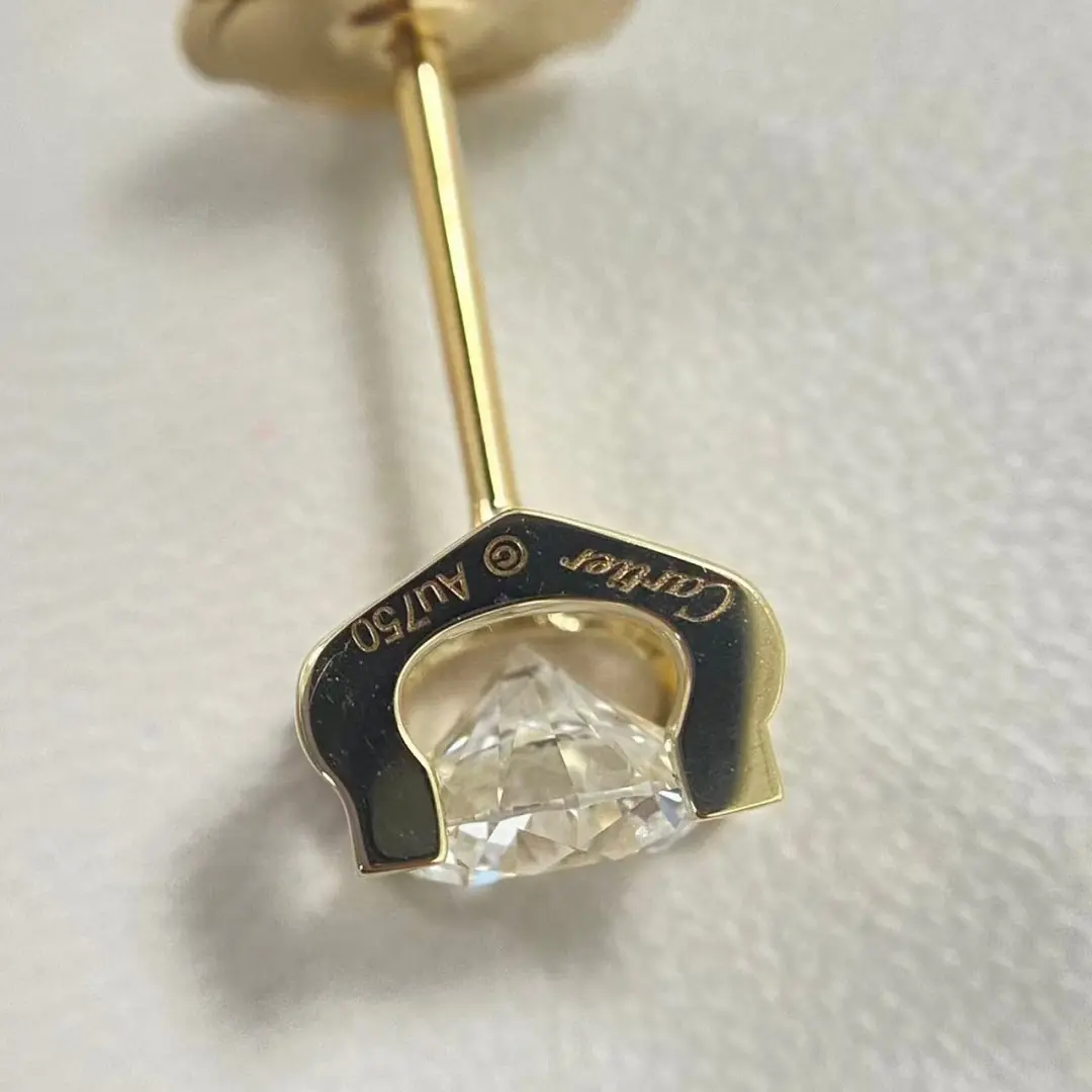 Close-up of the yellow gold diamond stud setting