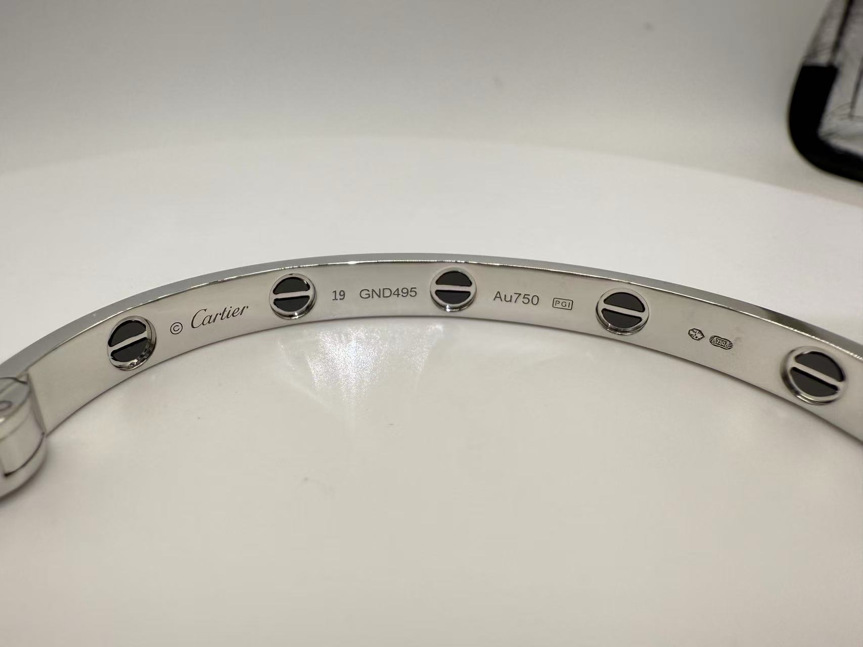 Inner surface of the replica bracelet showing 19 and Au750 inscriptions