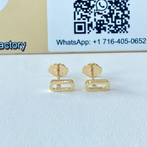 Pair of yellow gold Move Uno style stud earrings displayed in front of a QR code sign