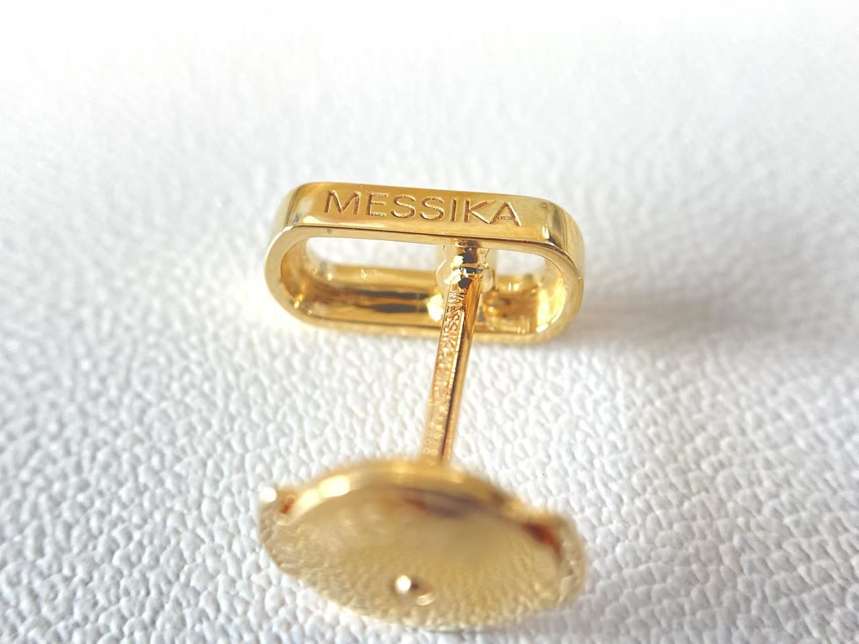 Back and post detail of a Move Uno style yellow gold diamond stud