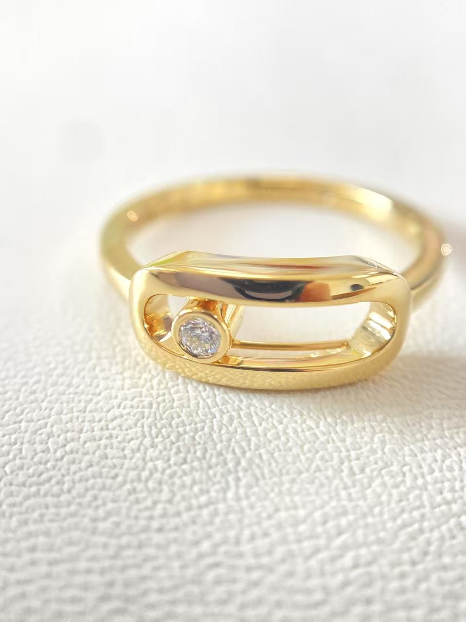 Move Uno style large yellow gold ring with an open oval motif and central stone