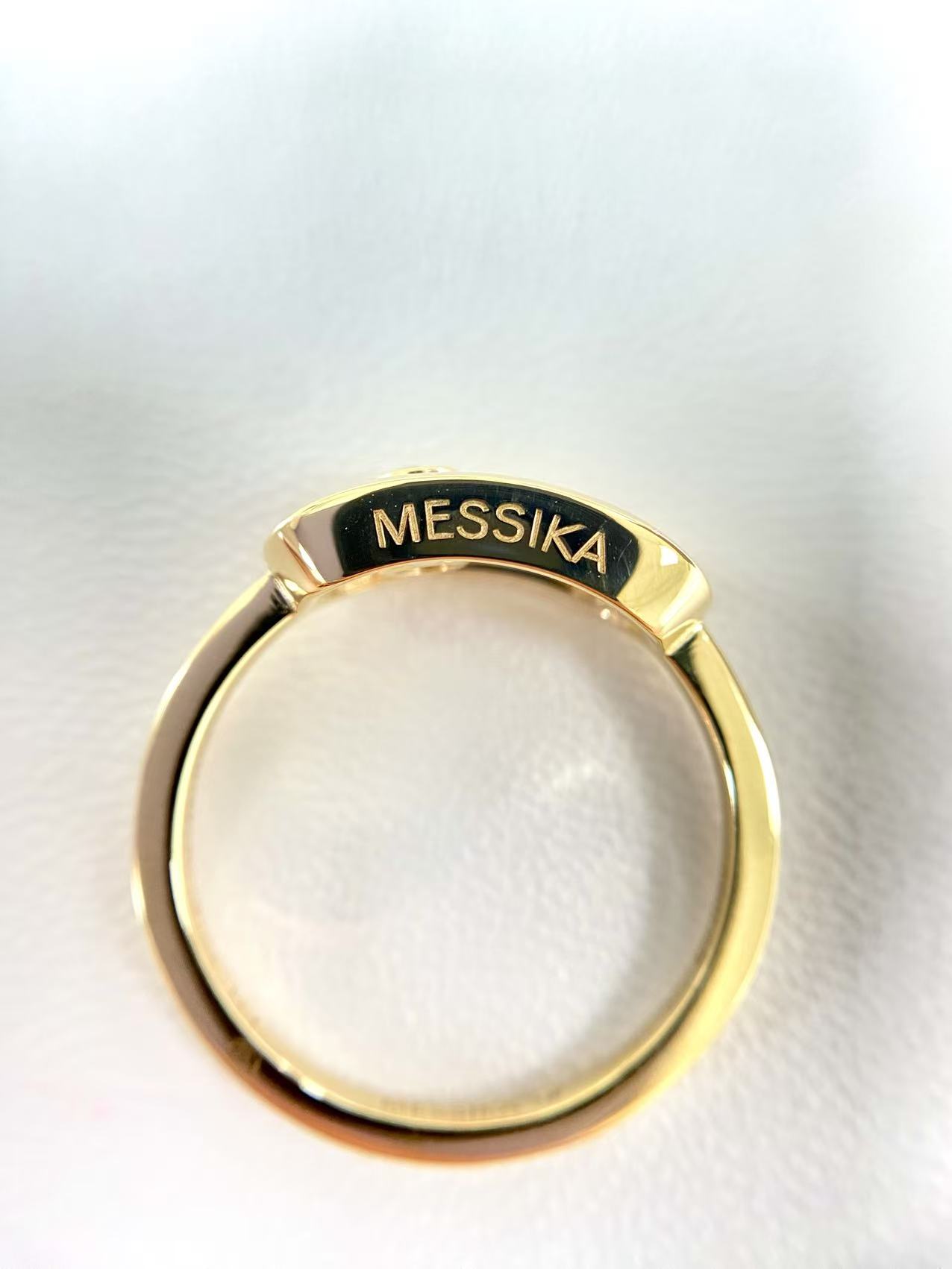 Side view of the yellow gold band and motif on the Move Uno style ring